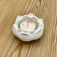 Teelicht mit Quarz und Blumen in Seerosen Keramik