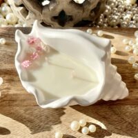 Muschel Duftkerze mit Vanilleduft mit Blüten und Kristallen